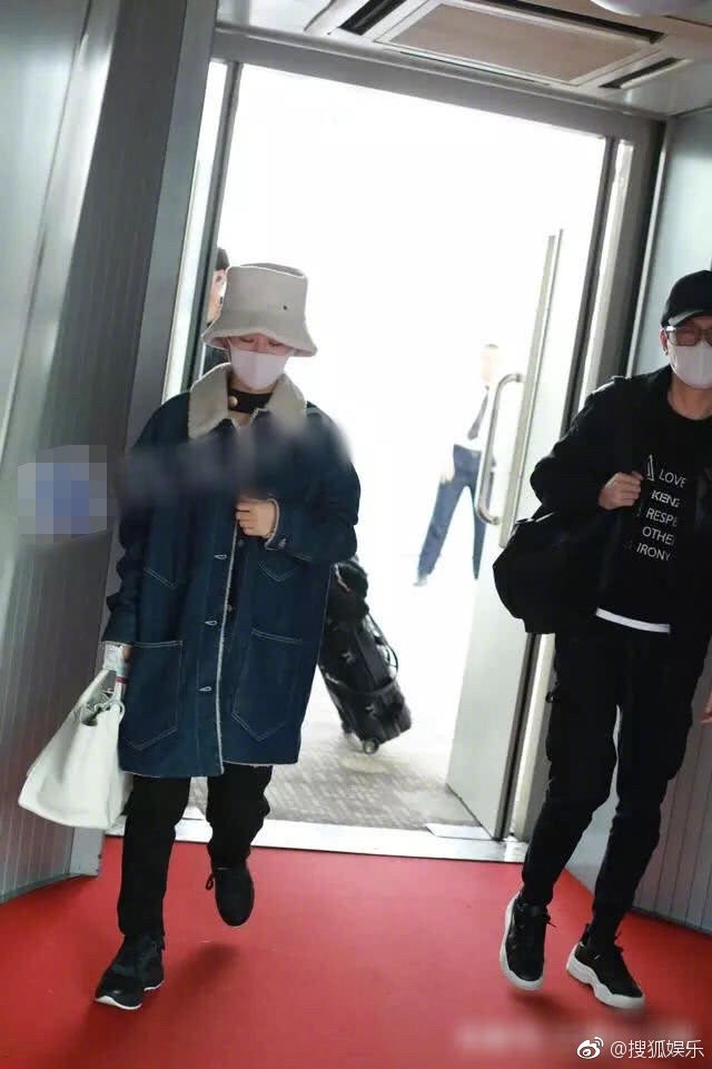 Lần hiếm hoi xuất hiện cùng nhau sau tuyên bố kết hôn, Phùng Thiệu Phong bị chỉ trích vì không xách đồ cho vợ mang bầu