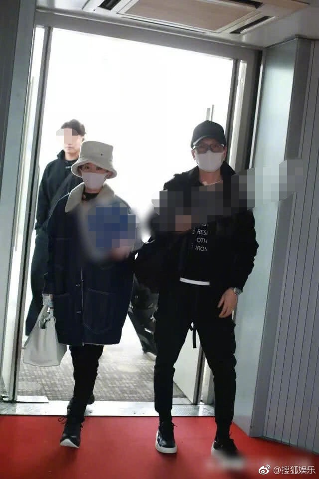 Lần hiếm hoi xuất hiện cùng nhau sau tuyên bố kết hôn, Phùng Thiệu Phong bị chỉ trích vì không xách đồ cho vợ mang bầu