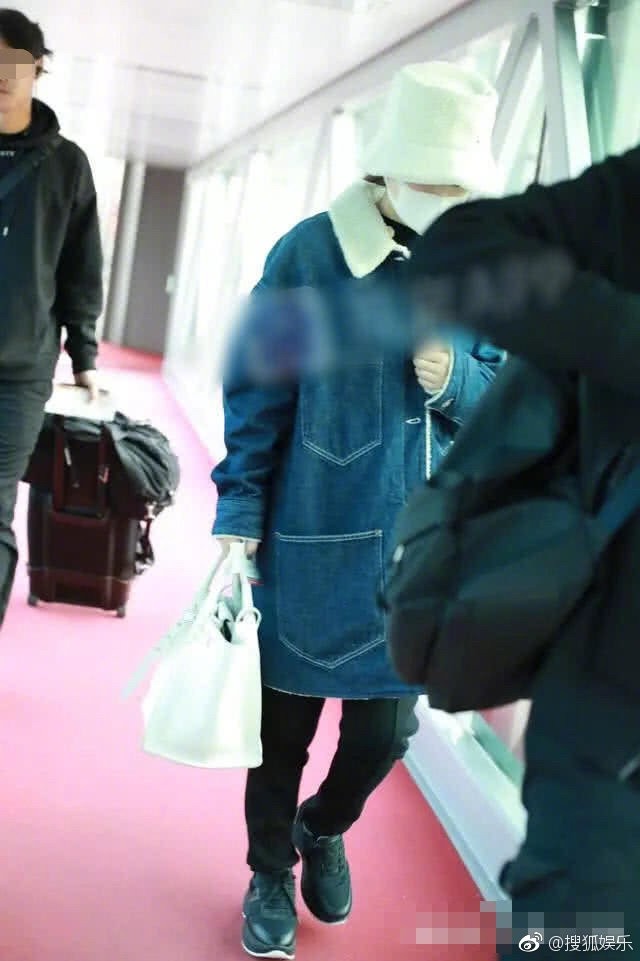 Lần hiếm hoi xuất hiện cùng nhau sau tuyên bố kết hôn, Phùng Thiệu Phong bị chỉ trích vì không xách đồ cho vợ mang bầu