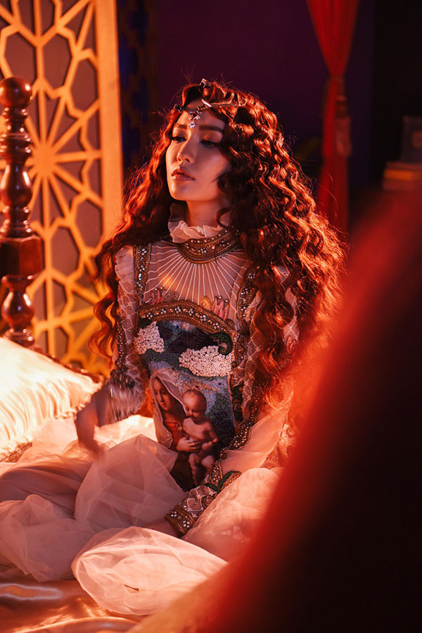 Dùng toàn đồ của các NTK Việt, Bích Phương trông vẫn rất tây và sang chảnh trong Chị Ngả Em Nâng