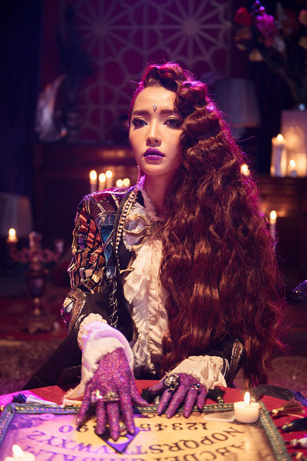 Dùng toàn đồ của các NTK Việt, Bích Phương trông vẫn rất tây và sang chảnh trong Chị Ngả Em Nâng