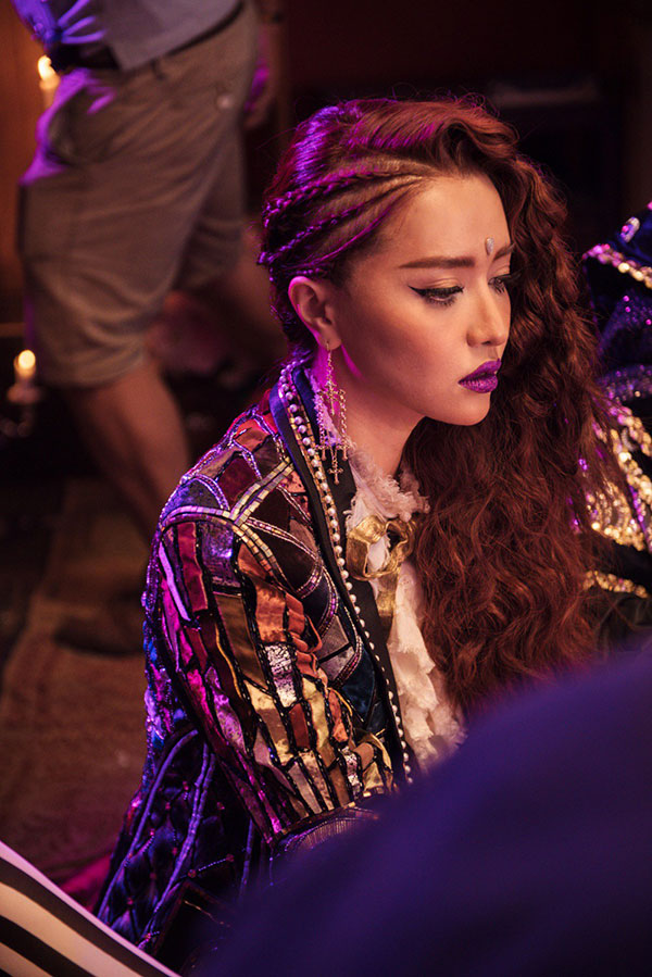 Dùng toàn đồ của các NTK Việt, Bích Phương trông vẫn rất tây và sang chảnh trong Chị Ngả Em Nâng