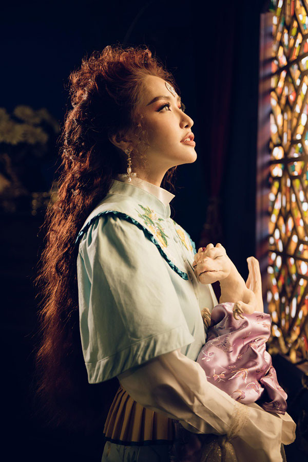 Dùng toàn đồ của các NTK Việt, Bích Phương trông vẫn rất tây và sang chảnh trong Chị Ngả Em Nâng