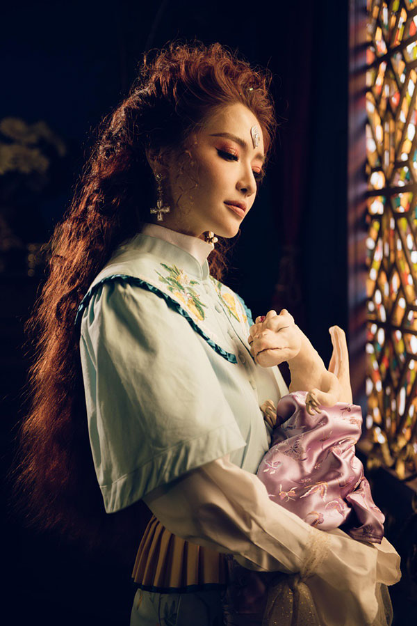 Dùng toàn đồ của các NTK Việt, Bích Phương trông vẫn rất tây và sang chảnh trong Chị Ngả Em Nâng