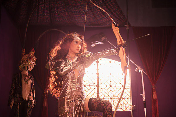 Dùng toàn đồ của các NTK Việt, Bích Phương trông vẫn rất tây và sang chảnh trong Chị Ngả Em Nâng