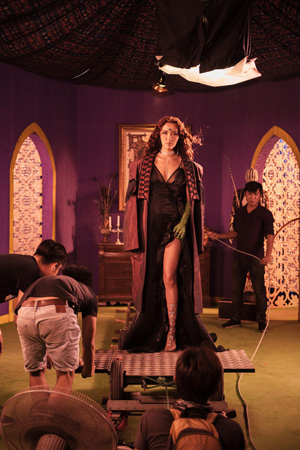 Dùng toàn đồ của các NTK Việt, Bích Phương trông vẫn rất tây và sang chảnh trong Chị Ngả Em Nâng