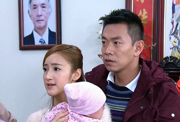 Chồng xin vợ chấp nhận con riêng của mình với bồ, vợ mỉm cười, bình tĩnh nắm tay chồng rồi...