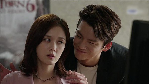 Chồng xin vợ chấp nhận con riêng của mình với bồ, vợ mỉm cười, bình tĩnh nắm tay chồng rồi...