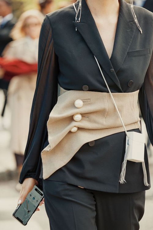 Diện đồ công sở không lo già nếu áp dụng những bí quyết sau