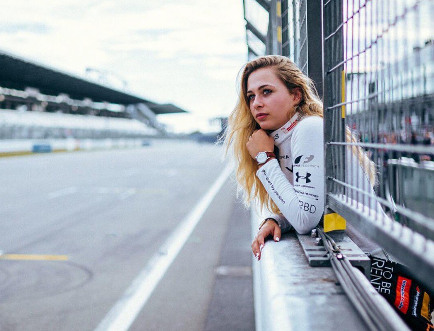 Nữ tay đua xinh đẹp tuổi teen gãy xương cột sống sau cú va chạm ở tốc độ tên lửa Nữ tay đua xinh đẹp tuổi teen gãy xương cột sống sau cú va chạm ở tốc độ tên lửa