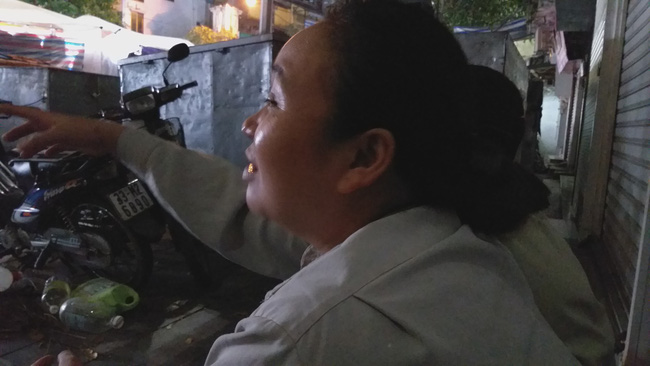 Bé gái 1 tháng tuổi hàng đêm phải đắp chăn nằm vỉa hè chợ Đồng Xuân chờ mẹ kiếm ăn