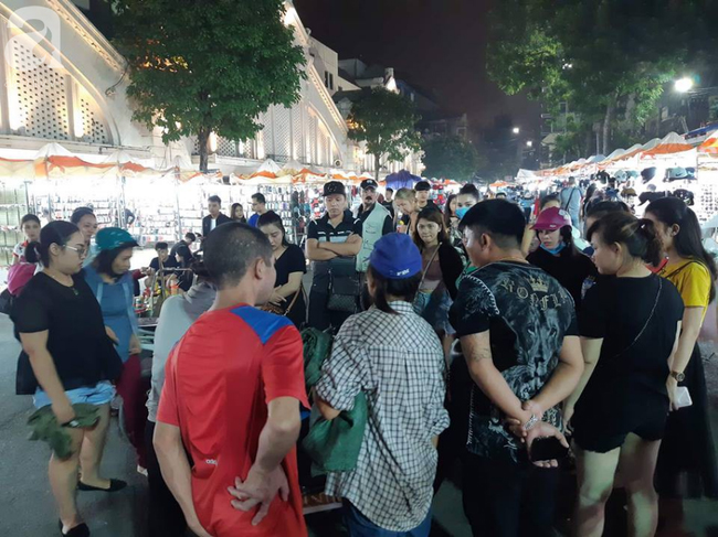 Bé gái 1 tháng tuổi hàng đêm phải đắp chăn nằm vỉa hè chợ Đồng Xuân chờ mẹ kiếm ăn