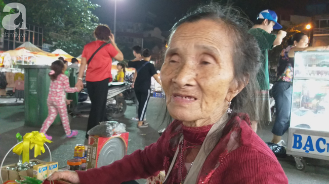 Bé gái 1 tháng tuổi hàng đêm phải đắp chăn nằm vỉa hè chợ Đồng Xuân chờ mẹ kiếm ăn