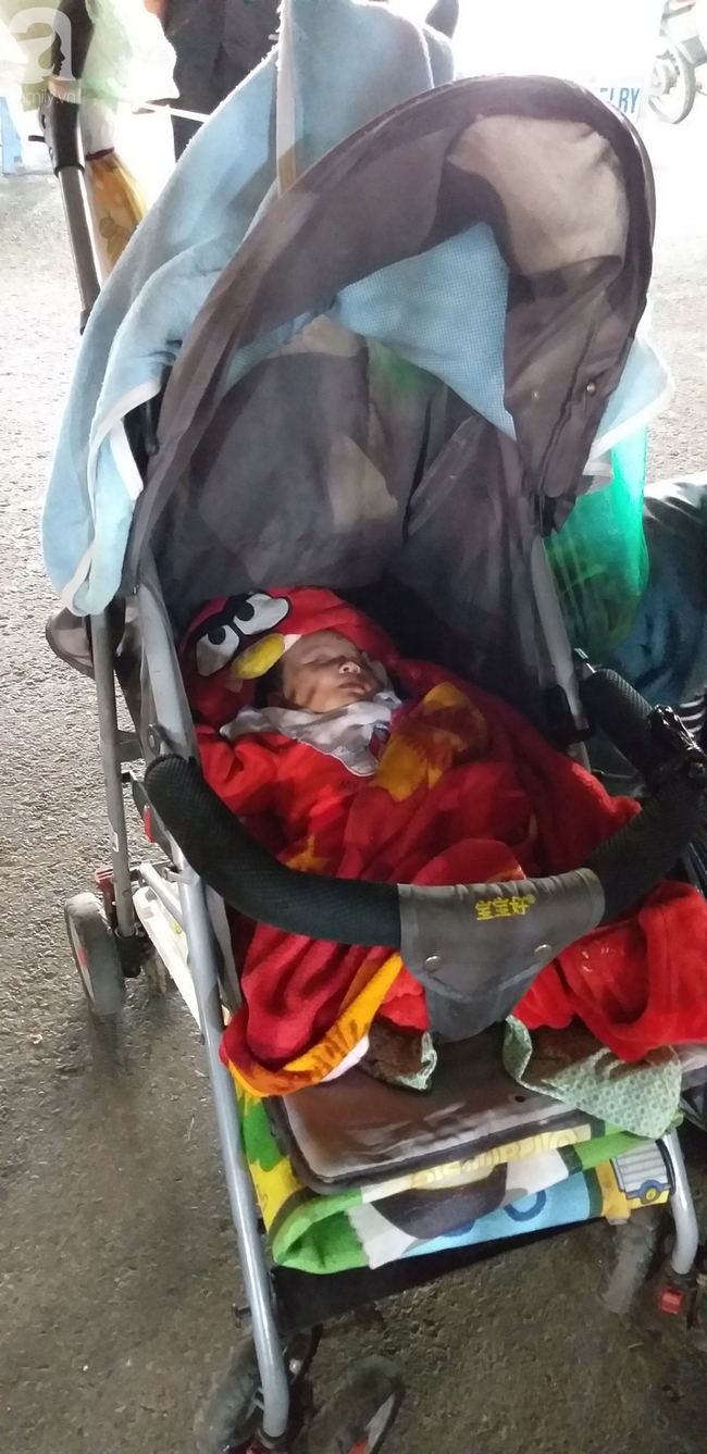 Bé gái 1 tháng tuổi hàng đêm phải đắp chăn nằm vỉa hè chợ Đồng Xuân chờ mẹ kiếm ăn