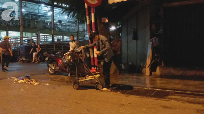 Bé gái 1 tháng tuổi hàng đêm phải đắp chăn nằm vỉa hè chợ Đồng Xuân chờ mẹ kiếm ăn