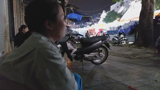 Bé gái 1 tháng tuổi hàng đêm phải đắp chăn nằm vỉa hè chợ Đồng Xuân chờ mẹ kiếm ăn