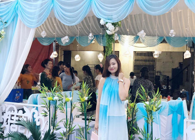 9X nổi bật hơn cả cô dâu vì mặc váy trùng màu rạp cưới