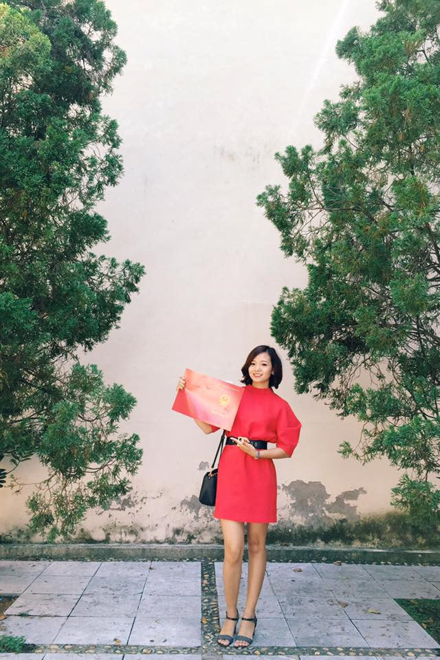 9X nổi bật hơn cả cô dâu vì mặc váy trùng màu rạp cưới