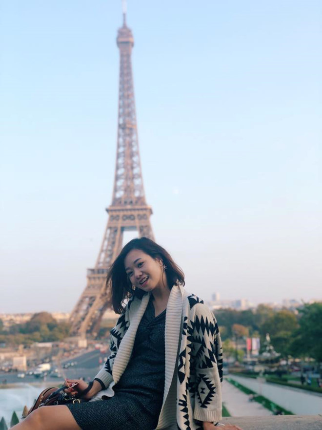 9X nổi bật hơn cả cô dâu vì mặc váy trùng màu rạp cưới