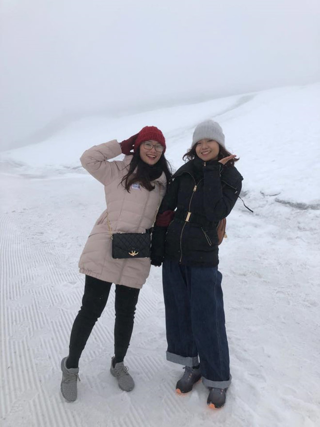 9X nổi bật hơn cả cô dâu vì mặc váy trùng màu rạp cưới