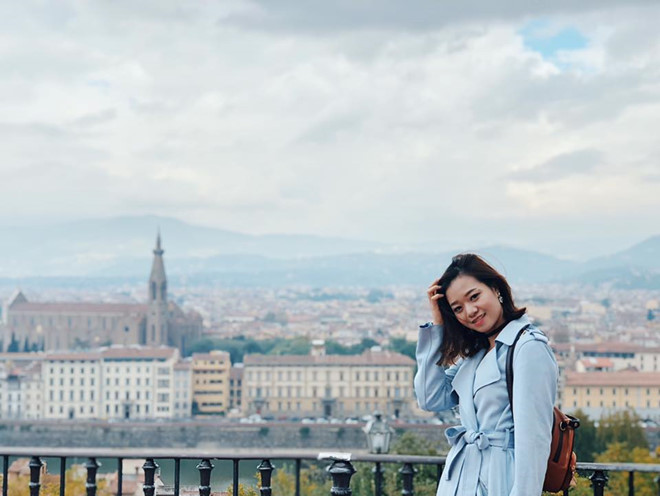 9X nổi bật hơn cả cô dâu vì mặc váy trùng màu rạp cưới