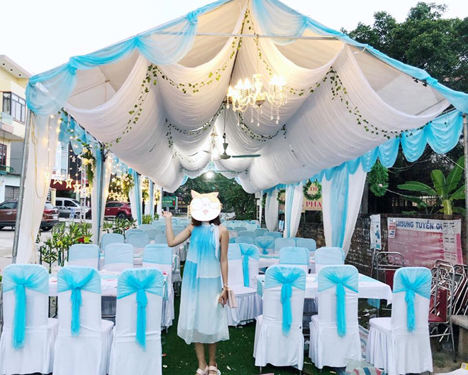 9X nổi bật hơn cả cô dâu vì mặc váy trùng màu rạp cưới