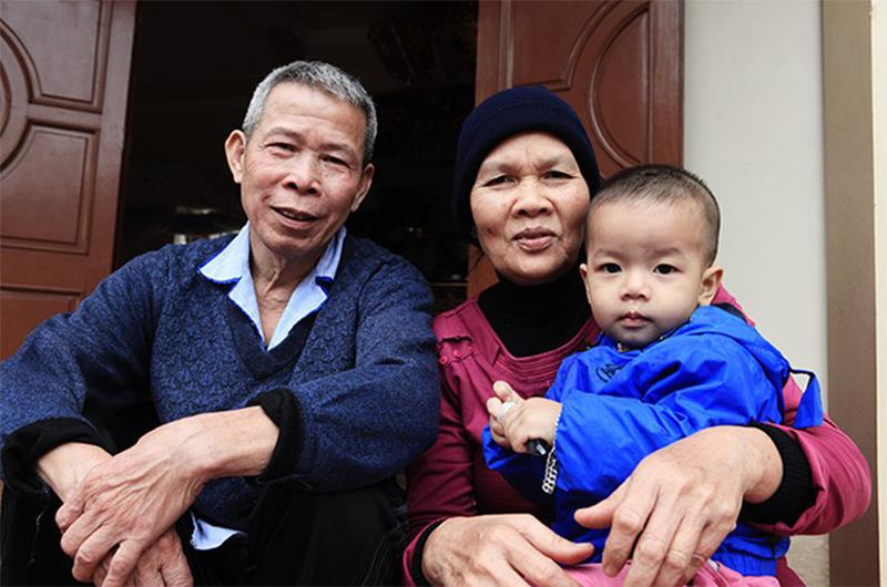 4 gia đình con đàn cháu đống đông nhất Việt Nam, riêng vua đẻ có tới 2 vợ, 21 con