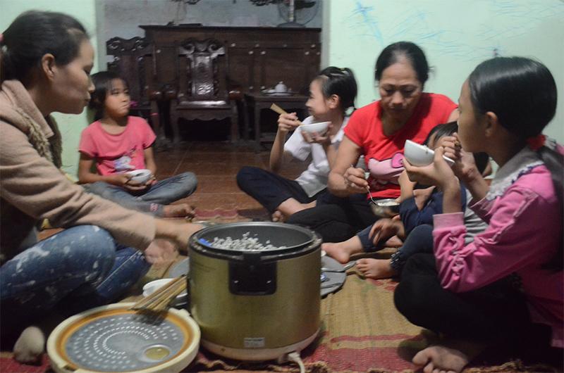 4 gia đình con đàn cháu đống đông nhất Việt Nam, riêng vua đẻ có tới 2 vợ, 21 con