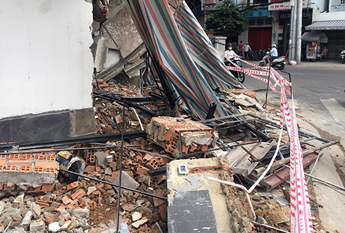 Sập nhà ở Sài Gòn, 2 người nguy kịch