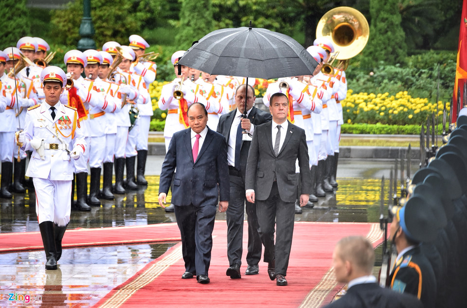 Thủ tướng Nguyễn Xuân Phúc đón Thủ tướng Nga thăm chính thức Việt Nam