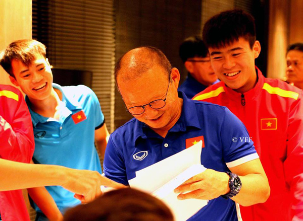 Bố già Park Hang-seo cười tít mắt khi được học trò vẽ chân dung