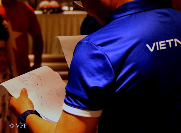 Bố già Park Hang-seo cười tít mắt khi được học trò vẽ chân dung