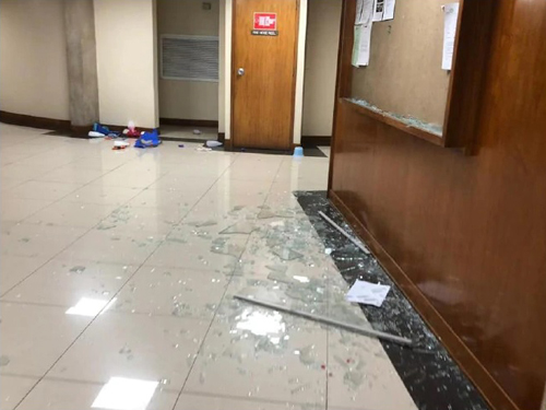 Binh sĩ, cảnh sát Papua New Guinea tấn công quốc hội, đòi tiền phục vụ APEC