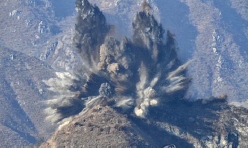 Triều Tiên giật sập 10 trạm gác tại biên giới với Hàn Quốc