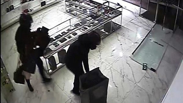 Vụ cướp tiệm trang sức táo tợn như phim hành động