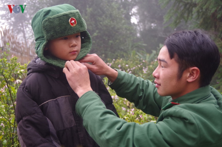 Ảnh: Những người thầy lặng thầm ươm chữ non cao biên giới