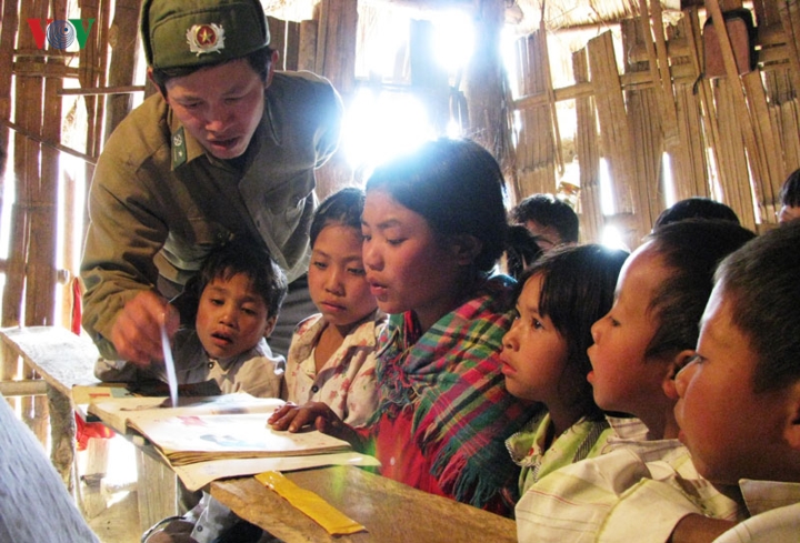 Ảnh: Những người thầy lặng thầm ươm chữ non cao biên giới