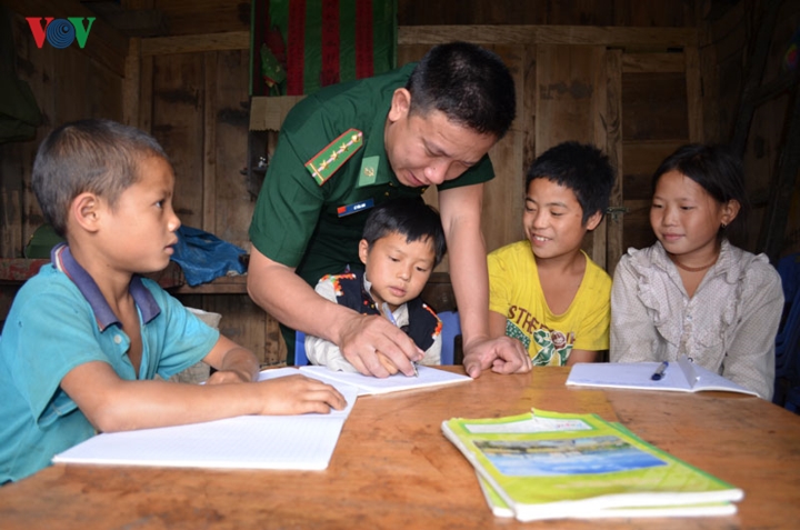 Ảnh: Những người thầy lặng thầm ươm chữ non cao biên giới