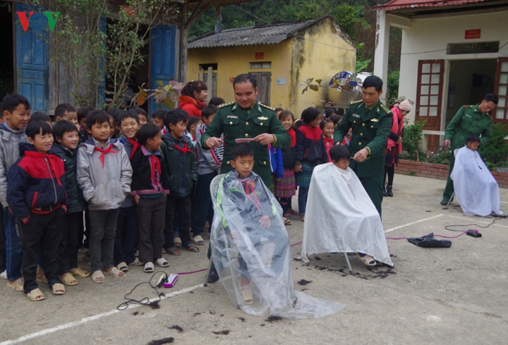 Ảnh: Những người thầy lặng thầm ươm chữ non cao biên giới