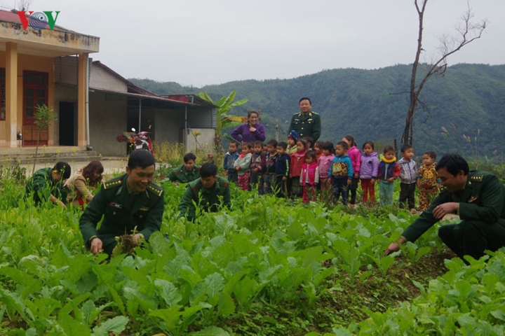 Ảnh: Những người thầy lặng thầm ươm chữ non cao biên giới