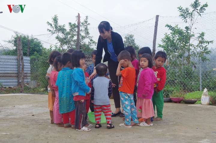 Ảnh: Những người thầy lặng thầm ươm chữ non cao biên giới