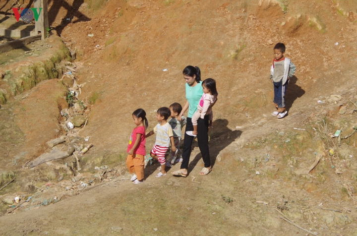 Ảnh: Những người thầy lặng thầm ươm chữ non cao biên giới