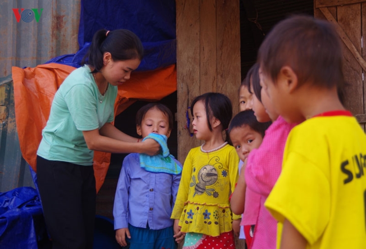 Ảnh: Những người thầy lặng thầm ươm chữ non cao biên giới