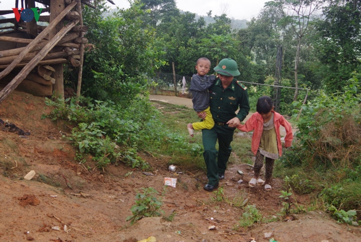 Ảnh: Những người thầy lặng thầm ươm chữ non cao biên giới