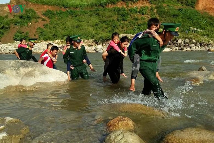 Ảnh: Những người thầy lặng thầm ươm chữ non cao biên giới