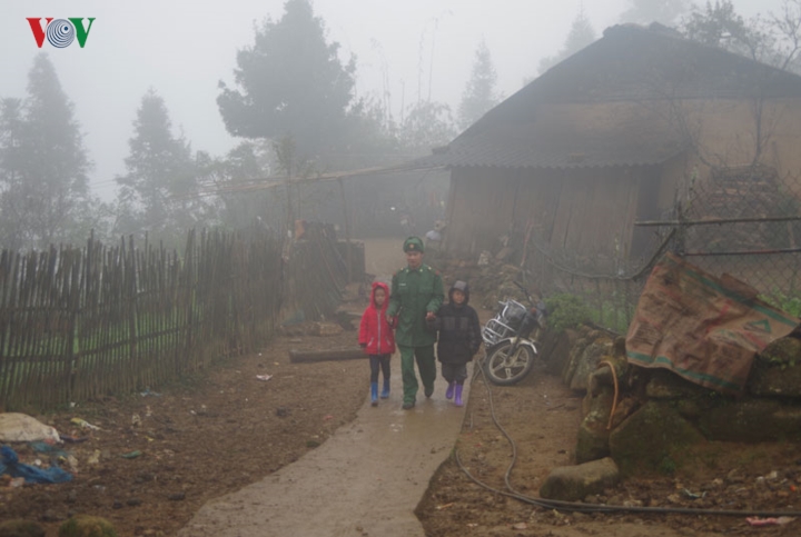 Ảnh: Những người thầy lặng thầm ươm chữ non cao biên giới