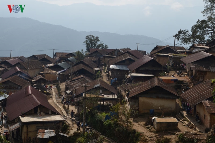 Ảnh: Những người thầy lặng thầm ươm chữ non cao biên giới