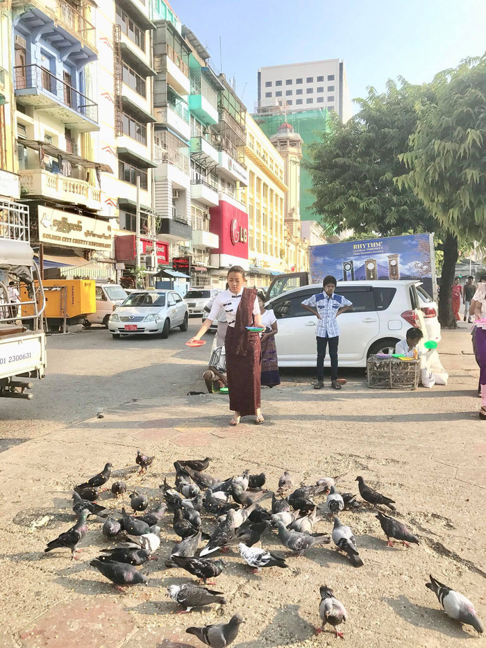 Kém 3 tuổi, Ronaldo Myanmar vẫn tán đổ MC đẹp nghiêng nước nghiêng thành