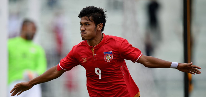 Kém 3 tuổi, Ronaldo Myanmar vẫn tán đổ MC đẹp nghiêng nước nghiêng thành