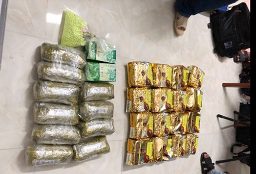 Cảnh sát vây bắt ôtô chở ma tuý trên đại lộ ở Sài Gòn